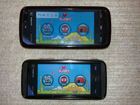 Màn hình của 5530 nhỏ, nhưng có vẻ sắc nét và sáng hơn.