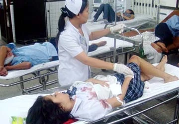 Nữ sinh lớp 8 bị đàn chị đâm trên đường đi học về ảnh 1