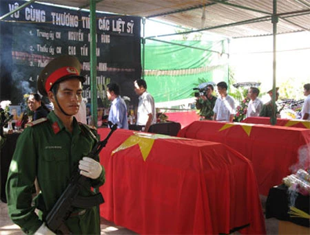 Truy điệu 5 chiến sĩ hy sinh khi tìm kiếm người dân mất tích ảnh 1