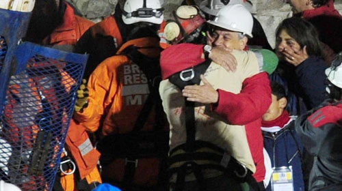 Tường thuật trực tuyến giải cứu 33 thợ mỏ Chile ảnh 8 Tường thuật trực tuyến giải cứu 33 thợ mỏ Chile ảnh 8