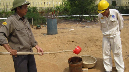 Hơn 100 ngàn lít xăng A92 ngấm xuống bãi biển ảnh 2