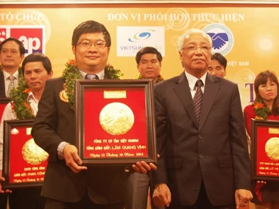 Tìm Việc Nhanh nhận giải “Sản phẩm chất lượng, thương hiệu uy tín 2012” ảnh 1