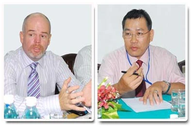 Từ trái sang: Ông Mark Hely, Tổng Giám đốc Mead Johnson Việt Nam, Ông Trần Hữu Đức, Giám đốc Quan hệ công chúng Công ty cổ phần Thực phẩm dinh dưỡng Đồng Tâm (Nutifood) Ảnh: THD