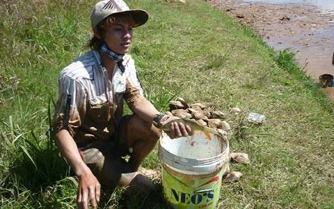 Chùm ảnh: Dân đổ xô ra hồ Xuân Hương bắt cá ảnh 1