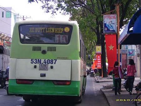 Xe buýt chạy CNG lăn bánh ảnh 1