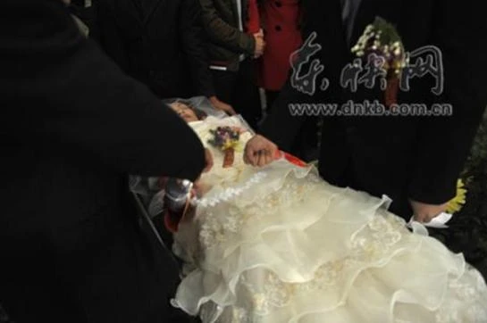 Đám cưới trong đám tang ảnh 7