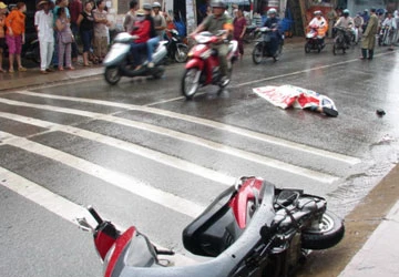 Vì sao xe tải nặng là “hung thần”? - Bài 2: Tài xế “bằng thật, học giả” ảnh 2