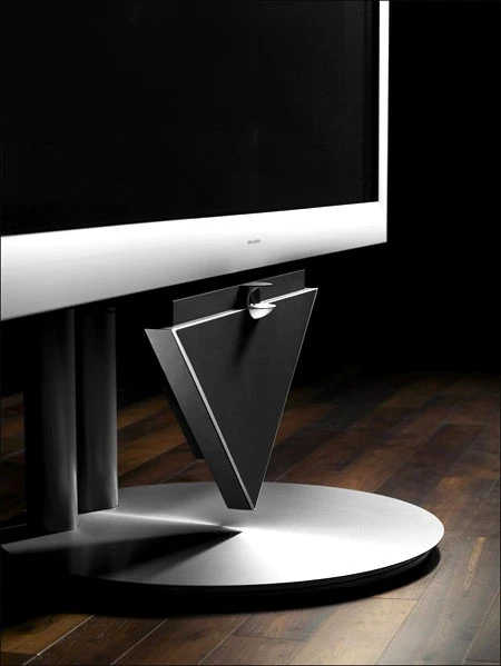 Chiếc TV này dự kiến có mặt trên thị trường trong tháng 7 với giá 100.000 euro (khoảng 135.000 USD) chưa thuế.