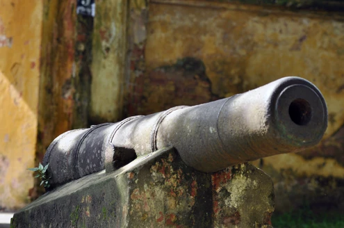 Hoàng thành Thăng Long là quần thể di tích gắn với lịch sử kinh thành Thăng Long, được các triều đại xây dựng trong nhiều giai đoạn lịch sử. Thành bao quanh bởi đường Trần Phú - Điện Biên Phủ - Độc Lập - Hoàng Văn Thụ - Hoàng Diệu - Phan Đình Phùng và Nguyễn Tri Phương. Ngày 1/8, khu di tích trung tâm Hoàng thành Thăng Long được UNESCO công nhận là Di sản Văn hóa thế giới. Phạm vi di sản được thế giới công nhận chính là khu khảo cổ 18 Hoàng Diệu và các di tích cạnh đó. Đây chính là trục trung tâm của Cấm Thành còn sót lại, gồm: Cột cờ - Đoan Môn - Kính Thiên - Hậu Lâu và Bắc Môn. Đoan Môn, cửa chính đi vào Hoàng thành Điện Kính Thiên, nơi vua và các bá quan trong triều họp bàn quyết định việc nước. Đây vốn là trung tâm của Hoàng Thành. Hậu Lâu, nơi các cung tần mỹ nữ ở. Kiến trúc Hậu Lâu gồm các lớp mái lầu lợp bằng ngói ống, các mái đao trang trí đầu rồng. Cổng dẫn vào điện Kính Thiên được xây gạch với kiểu nóc mái chồng 2 lớp. Súng thần công bằng gang trước cửa điện Kính Thiên Rồng đá trước điện. Thành Bắc Môn được xây bằng đá tảng, gạch nung rất kiên cố từ triều Nguyễn Hai vết đại bác của quân Pháp bắn vào thành Hà Nội ngày 25/4/1882 trên thành Bắc Môn. Tổng đốc Hoàng Diệu đã anh dũng chỉ huy quân dân chiến đấu bảo vệ thành. Toàn cảnh Hoàng thành nhìn từ trên cao.