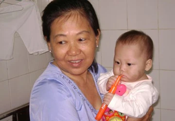 Cháu bé 9 tháng tuổi bị mẹ và dượng hành hạ dã man đã khỏe lại ảnh 1 Cháu bé 9 tháng tuổi bị mẹ và dượng hành hạ dã man đã khỏe lại ảnh 1