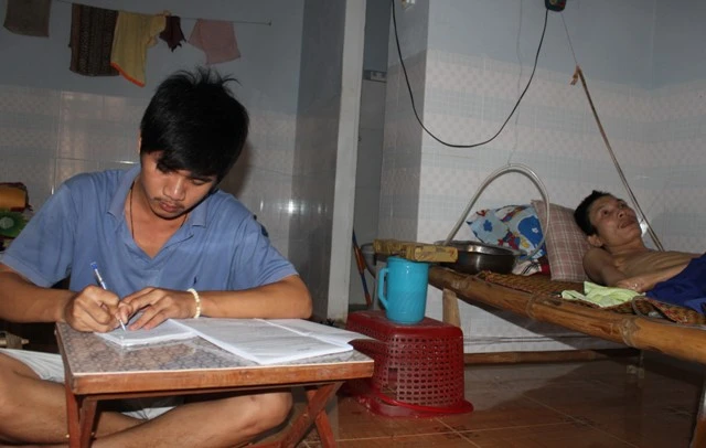 Chàng trai nghèo 4 năm chăm sóc người hàng xóm bại liệt ảnh 2 Chàng trai nghèo 4 năm chăm sóc người hàng xóm bại liệt ảnh 2