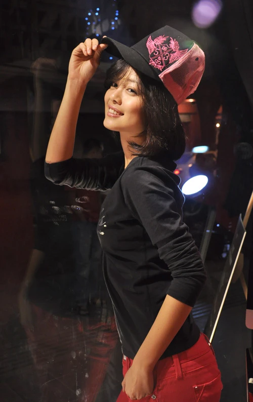 Tuyết Ngọc "sống" 24h trong lồng kính ảnh 1