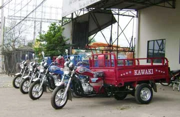 Hàng loạt xe lôi Trung Quốc được trưng bày dưới mái một quán lẩu mắm trên quốc lộ 1A.