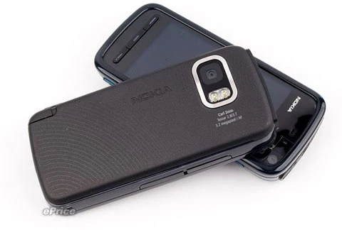 Phía sau là camera 3,2 Megapixel.