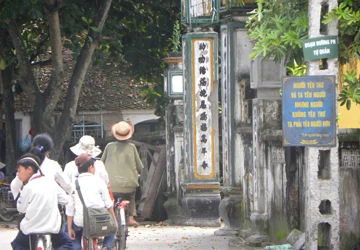 Tấm biển thơ độc đáo ở làng Chùa ảnh 1