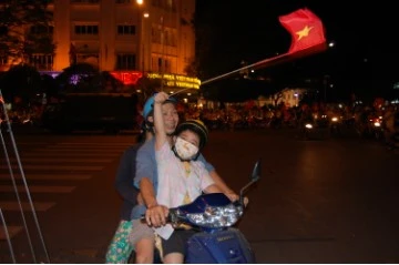 Cổ động viên "đi bão" sau chiến thắng của tuyển Việt Nam ảnh 13