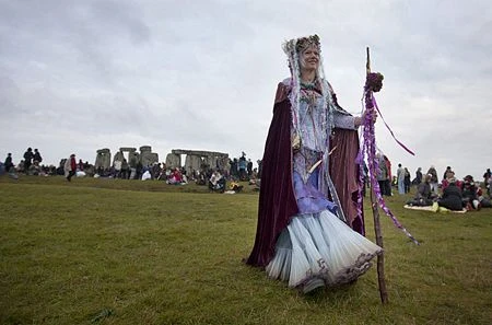 Đón bình minh ngày dài nhất trong năm tại Stonehenge ảnh 11