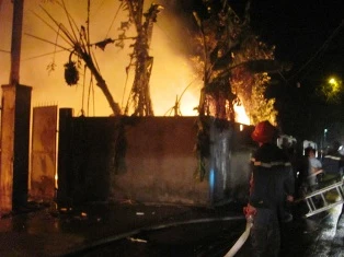 3 xưởng gỗ bị cháy rụi ảnh 1