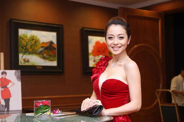 Jennifer Phạm lấp ló ngực đầy ảnh 3