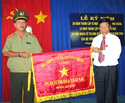 Giám đốc Trần Văn Mới nhận cờ thi đua của Bộ TT & TT