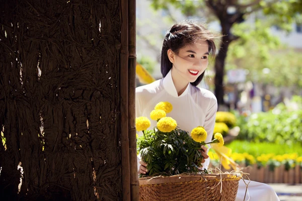 Ngọc Trinh - nàng thơ trong tà áo dài trắng ảnh 2