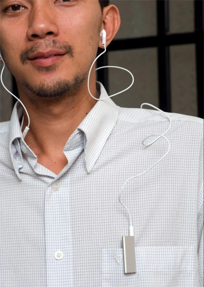iPod Shuffle nhỏ bằng ngón tay cái.