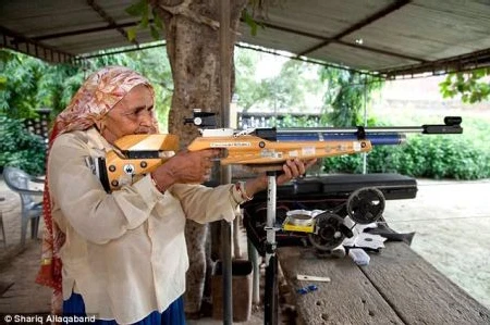 Bái phục trước tài thiện xạ của bà già 78 tuổi ảnh 3