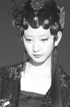 Đường Nhất Phi trong vai Tần Khả Khanh - một vai nhỏ trong tân Hồng lâu mộng gây nhiều tranh cãi nhất.