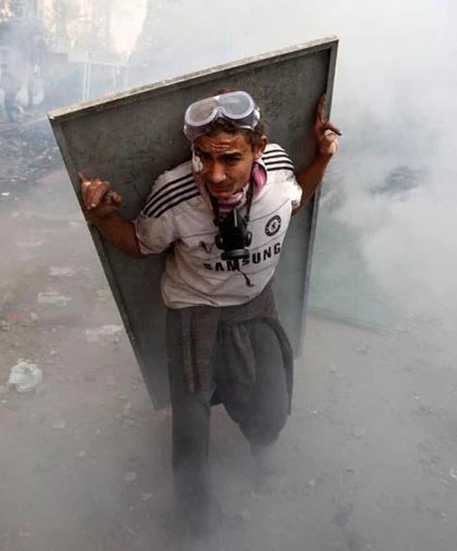 Những dụng cụ tự vệ sáng tạo của người biểu tình Cairo ảnh 6