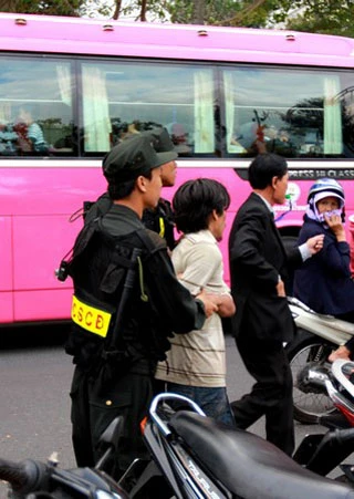 Quấy rối tình dục phụ nữ ở đường hoa ảnh 1 Quấy rối tình dục phụ nữ ở đường hoa ảnh 1