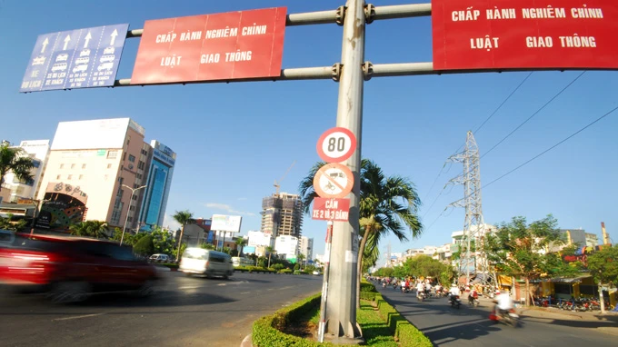 Làm đường 80 km/giờ, buộc xe chạy 40 km/giờ ảnh 2 Làm đường 80 km/giờ, buộc xe chạy 40 km/giờ ảnh 2