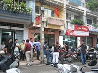 Nhiều nạn nhân của Nguyễn Thành Trung tập trung trước Công an phường 14, quận Tân Bình-TPHCM chiều 22-5. Ảnh: T. Tiến