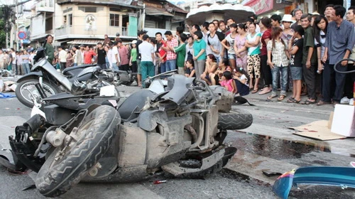 Tai nạn nghiêm trọng: 11 xe máy bể nát, 2 người chết, 10 người nguy kịch ảnh 1