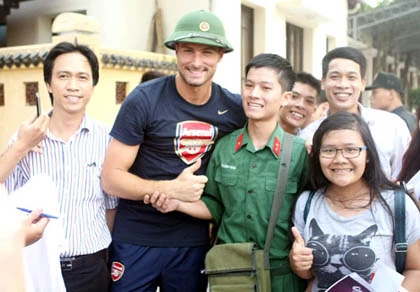 Olivier Giroud: Fan Việt ủng hộ chúng tôi theo cách rất đặc biệt ảnh 1 Olivier Giroud: Fan Việt ủng hộ chúng tôi theo cách rất đặc biệt ảnh 1
