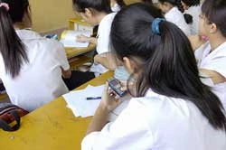 Sử dụng điện thoại trong lớp học, nên hay không? Ảnh: LÃ ANH Sử dụng điện thoại trong lớp học, nên hay không? Ảnh: LÃ ANH