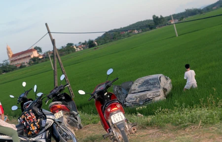 Xế hộp bay xuống ruộng ảnh 1