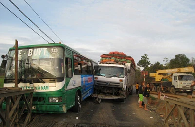 Quốc lộ 19 tê liệt vì tai nạngiao thông liên tiếp ảnh 1
