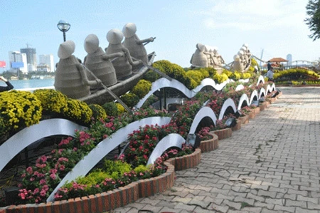 Xem rắn hoa “khủng” nhả ngọc bên bờ Hàn Giang ảnh 2