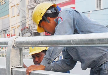 Lương “khủng” như thế là sai luật ảnh 1