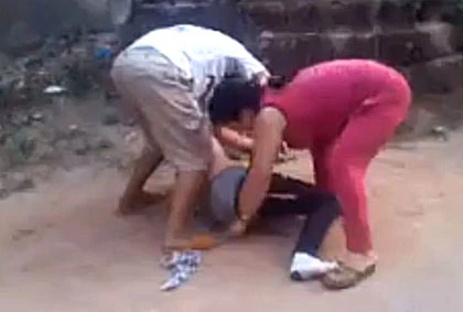 Hai mẹ con “đánh ghen” dã man một phụ nữ ảnh 1