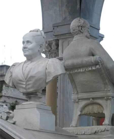 Những nấm mồ phu thê độc nhất vô nhị ảnh 2