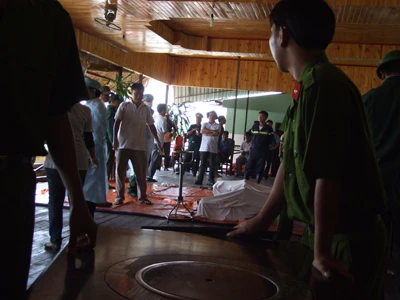 Hình ảnh cứu hộ trục vớt tàu Dìn Ký chìm trên sông Sài Gòn ngày 21-5-2011 ảnh 1