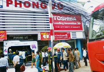 Cháy tại cửa hàng vi tính Phong Vũ ảnh 1 Cháy tại cửa hàng vi tính Phong Vũ ảnh 1