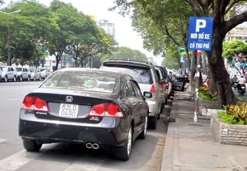 Giá giữ xe thấp, ôtô tràn ra lòng đường ảnh 1
