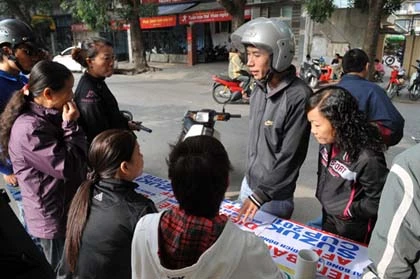 "Cò" nhộn nhịp quanh các quầy bán vé AFF Cup ảnh 3