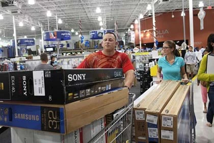 Dân Mỹ đổ xô đi mua TV nhân dịp khuyến mại ảnh 8