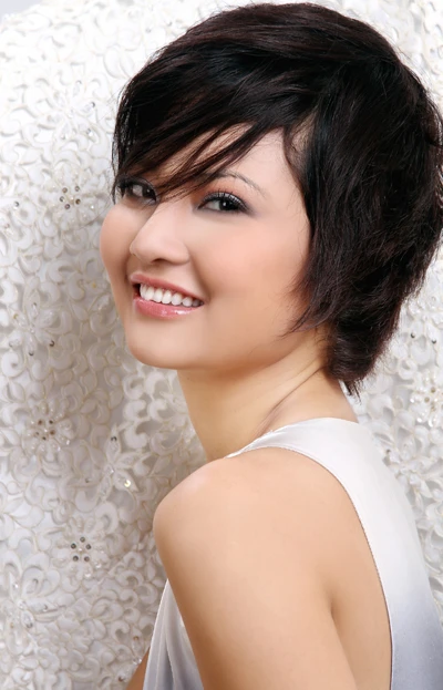 Hoa hậu Trần Thị Quỳnh chuẩn bị lên xe hoa ảnh 3