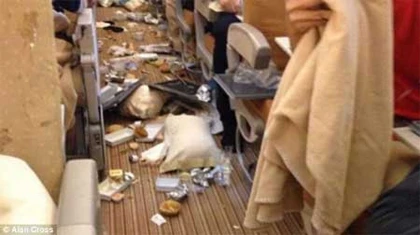 Cận cảnh hỗn loạn khi máy bay rơi tự do ảnh 1 Cận cảnh hỗn loạn khi máy bay rơi tự do ảnh 1