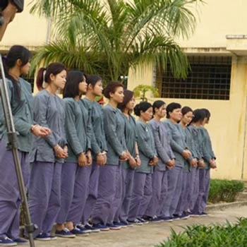 Cảnh trong phim 13 nữ tù. Cảnh trong phim 13 nữ tù.