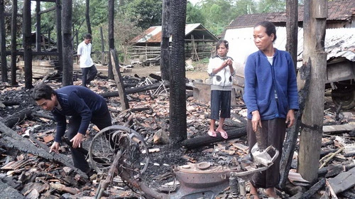 Lửa thiêu rụi nhà sàn lớn nhất buôn Bầu ảnh 1